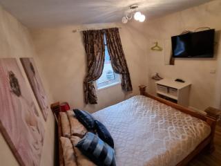 Nanny's little highland hoose - 2