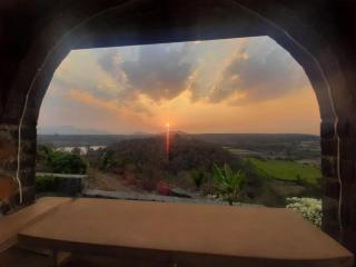 EZE NOF - A hilltop villa with 360º water view - Nashik - 2