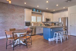 Spacious Phoenix Retreat with Patio Pets Welcome! - Phoenix - 2