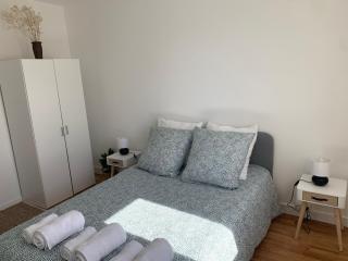 Lacolline-ponthebert,com - Appartement Entier Rénové -Grand Parking gratuit, Tout équipé, Confortable, Netflix et Amazon Prime Gratuits et Illimités, Matelas Emma, Lave Linge, Vue sur la Vallée, RDC - Pont-Hébert - 6
