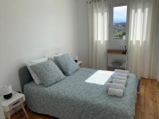 Lacolline-ponthebert,com - Appartement Entier Rénové -Grand Parking gratuit, Tout équipé, Confortable, Netflix et Amazon Prime Gratuits et Illimités, Matelas Emma, Lave Linge, Vue sur la Vallée, RDC - Pont-Hébert - 7