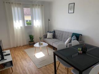Lacolline-ponthebert,com - Appartement Entier Rénové -Grand Parking gratuit, Tout équipé, Confortable, Netflix et Amazon Prime Gratuits et Illimités, Matelas Emma, Lave Linge, Vue sur la Vallée, RDC - Pont-Hébert - 3