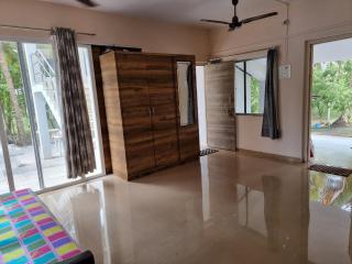 Priti Garden Farmstay, Kelwa Palghar -4 BR farmhouse with pool, pond, games,bbq - 7