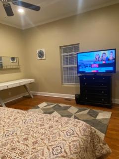 Modern 3-bedroom, big fence yard, Pets stay free - Durham - 2