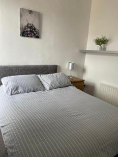 The Lawrence, Redcar - 2 Bedroom Victorian House - Free On-Street Permit Parking, Fast Wifi, Virgin TV - Perfect for Contractors, Families and Couples - Redcar - 1
