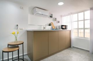 Blue Sky - Bahai Gardens center, main street - 8