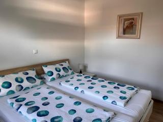 Ostfrieslands Perle Ferienwohnung an der Nordseeküste, Sauna, Terrasse, Garten, ruhige Lage, WLAN - 1