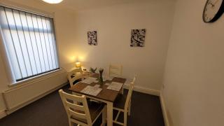 The Lawrence, Redcar - 2 Bedroom Victorian House - Free On-Street Permit Parking, Fast Wifi, Virgin TV - Perfect for Contractors, Families and Couples - Redcar - 1