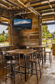 Ski Inn Taphouse Hotel - 3