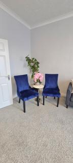Spacious 3 bed flat near the sea with parking - 1