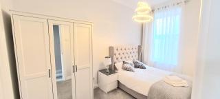 Spacious 3 bed flat near the sea with parking - 2