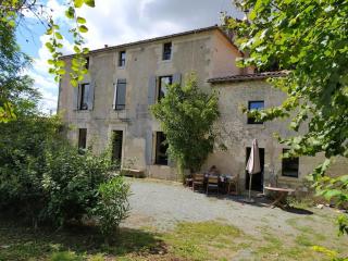 Maison de Famille, grand jardin et piscine fermée - Fontenay-le-Comte - 0