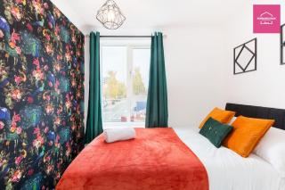 5 Bedroom Townhouse - 9 Separate Beds, 2 Baths with Driveway - 5