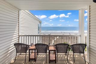 Bright and Sunny Condo with Stunning Oceanfront - 9