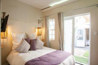 Bedrock Family 2 x Rooms 8 Sleeper with Kitchenette - 4