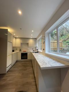 Cheerful 5-bedroom with free parking - 2