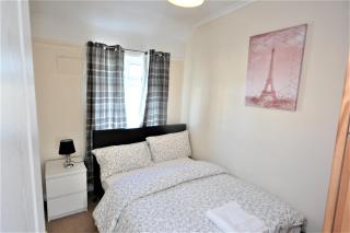 London Deluxe 3 Bedroom House with parking space - 1