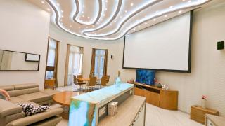 Prime Downtown Budapest Luxury Condo, Private Spa, Home Cinema, Patio - Budapest - 0