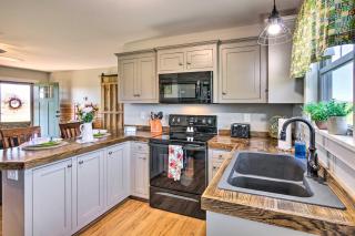Near Wineries and Hiking Lawndale Home with Fire Pit! - Lawndale - 3