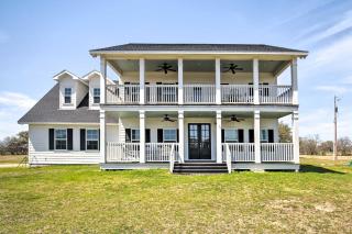 Spacious Texas Getaway with Fire Pit and Pond! - Yorktown - 0