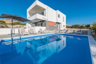 Lejla, sea view apartment with pool - Novalja - 1