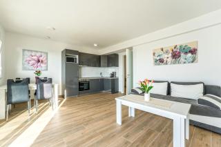 Lejla, sea view apartment with pool - Novalja - 8