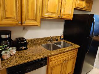 Centauri Vacation Rentals Beautiful 2-bedroom condo, near all Orlando attractions, free parking & Wi-Fi, King bed - Orlando - 1