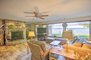 Lakefront Cedar Cottage with Enclosed Porch! - Cedar - 7