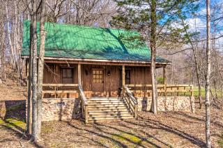 Quaint Lakeside Cabin with Pond and Fire Pit! - Lewisburg - 0