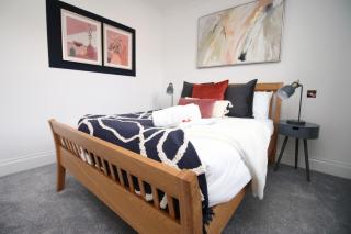 Bath Luxury City Centre 4 Bedroom Townhouse, Sleeps 8, Easy Parking, Private Courtyard Garden, by EMPOWER HOMES - Bath - 8