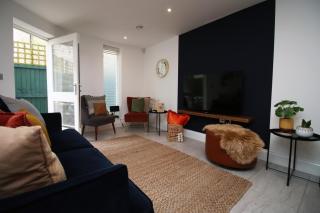 Bath Luxury City Centre 4 Bedroom Townhouse, Sleeps 8, Easy Parking, Private Courtyard Garden, by EMPOWER HOMES - Bath - 2