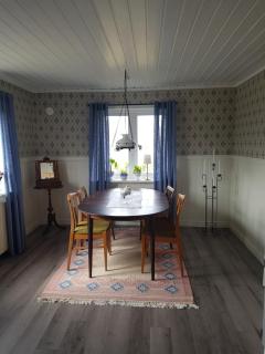 Hus på landet nära sjö - 6