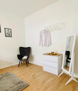 Stilvolles Apartment in zentraler Lage - Smart-TV, Queensize-Bett, Altbaustil, Küche in City-Nähe - Erfurt - 3