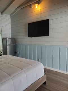 Hollywood Gardens Inn & Suites - 8