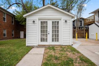 Historic Heights Rustic Urban Tiny Cabin - Houston - 6