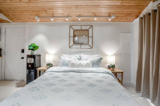 Historic Heights Rustic Urban Tiny Cabin - Houston - 3