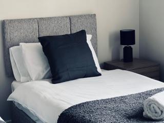 Five Bedroom Five Bathroom House - Dalkeith - 3