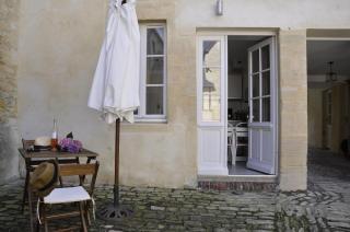 Apt duplex ou plain pied tout confort plein centre ville Bayeux proche commerces, restaurants, avec terrasse privative ou jardin commun aménagé clos, parking gratuit à proximité, proche plages du débarquement - Bayeux - 1