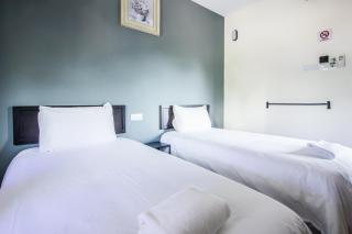 Explore 5BR Gardenhouse Retreats (Free Parking) - 3