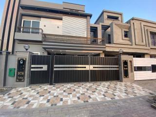 Brand new 3 bedrooms furnished, Upper floor - Lahore - 3