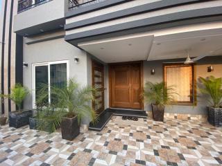 Brand new 3 bedrooms furnished, Upper floor - Lahore - 1