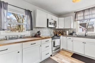 SUPERB 3 Bedroom Home with Game Room!!! Close to Downtown - Sleeps 6 - 7