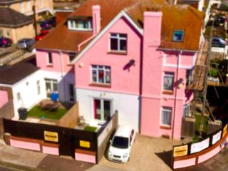 BARBIE HOUSE ,OPPOSITE The BEACH & PAIGNTON PIER , 2 Bedroom APARTMENT with Private Car space & Garden , Free Access next Door to the Stunning BALLET & MAKE UP SCHOOL & a Beautiful LADYS BEAUTY SALON - Paignton - 2