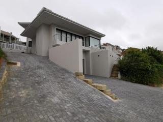 Nearby Herolds Bay Self-Catering Guest House - Heroldsbaai - 3