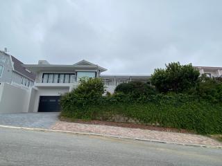 Nearby Herolds Bay Self-Catering Guest House - Heroldsbaai - 6