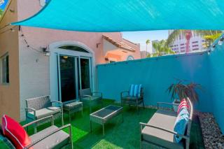 Beach Retreat, 1 block from downtown, near beach and Shops with private patio - Hollywood - 0