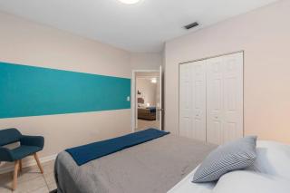 Beach Retreat, 1 block from downtown, near beach and Shops with private patio - Hollywood - 2