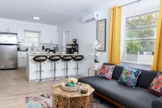 Beautiful Casita with King Bed and private patio Close to Calle 8, MIA Airport, Coral Gables - Miami - 0