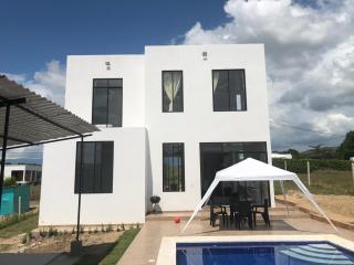 Villa con piscina privada y zona bbq en condominio - Carmen de Apicalá - 0