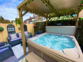 NEW…THE HOTTUB HOUSE BLACKPOOL PLEASURE BEACH - Blackpool - 2